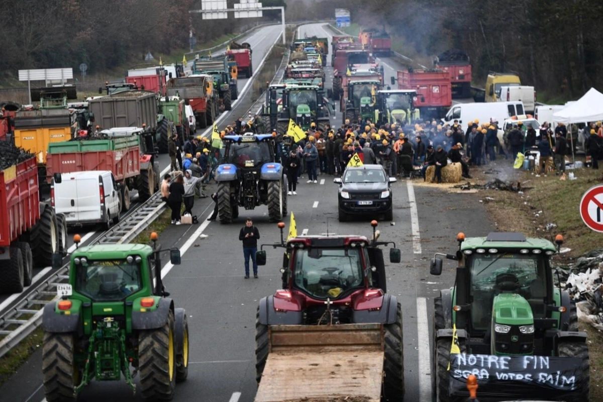 Французские фермеры начали останавливать грузовики с иностранными номерами